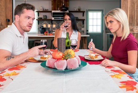 Чувак не стыдясь мамочки своей невесты, на десерт подал свой член.