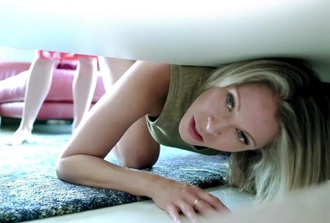 Пришла в гости к соседке и застряла вместе с ней под кроватью, хорошо что муж сегодня дома остался.