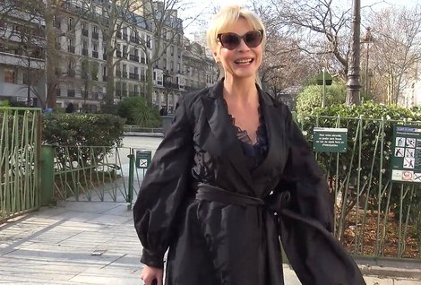 Деловая дамочка любительница новых знакомств, если конечно знакомство продолжится в отельном номере.