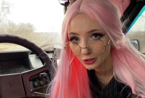 Чем бы деваха не радовалась, лишь бы тарабанится хотела всегда.