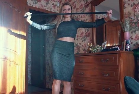 Чуток задержал жену на своем члене, перед тем как отпустить ее гулять с подружкой.