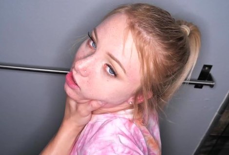 Спалил сестрицу в туалете, когда она теребила клитор, просматривая порнушку на телефоне.