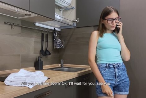 Милашка предложила показать курьеру свое купленное нижнее белье, взамен на бесплатную доставку.