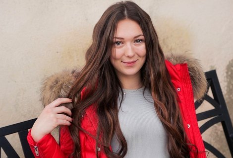 Кудрявая милашка, за денежное вознаграждение согласилась переспать на камеру с незнакомцем.