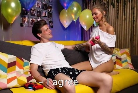 В честь вчерашнего дня рождения мужа, молодая жена подарила любимому самый четкий подарок - впервые дала в жопу.