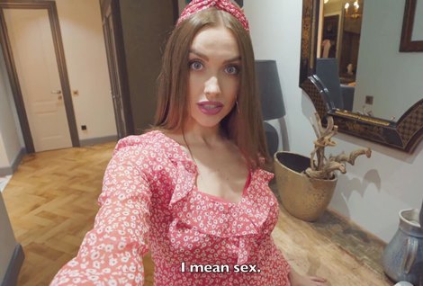 Папина бывшая, по старой дружбе попросила пасынка помочь выкрутить лампочку, в долгу конечно же не осталась.