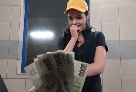 Работница автомойки не удержалась от выгодного предложения.