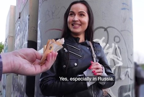 Неординарно красивая россиянка в Праге, быстро нашла общий язык с земляком, особенно когда ей предложили европейскую валюту.