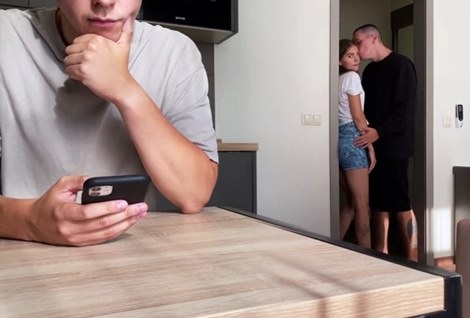 Чувак так сильно обрадовался новому подарку, что не заметил как любимая изменила ему прямо у него за спиной.