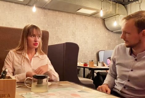 Понравилась симпотная незнакомка, почему бы ей не подсыпать в чай возбудителя.