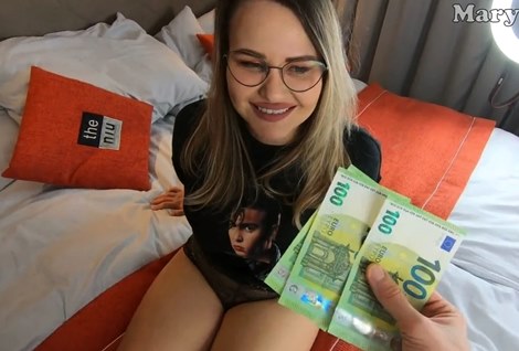 Порнофотограф заплатил пухленькой соседке 300 евро за минет и за демонстрацию ее больших сисек.