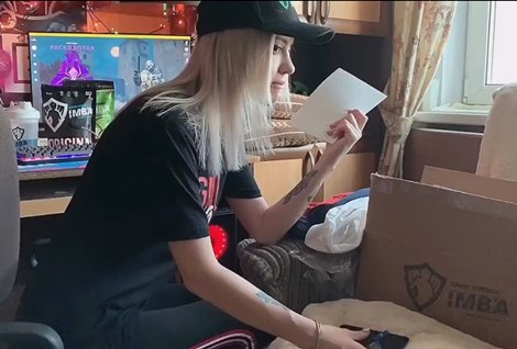 Девушка-курьер сделала минет заказчику, чтобы не остаться без работы, а в попу дала уже по своему собственному желанию.